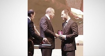 Haydar Çolakoğlu receives Kızılay service award